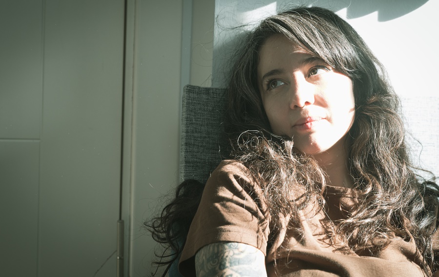 SELİN ÇINGIR’DAN ATMOSFERİK BİR YOLCULUK: “HİÇ”