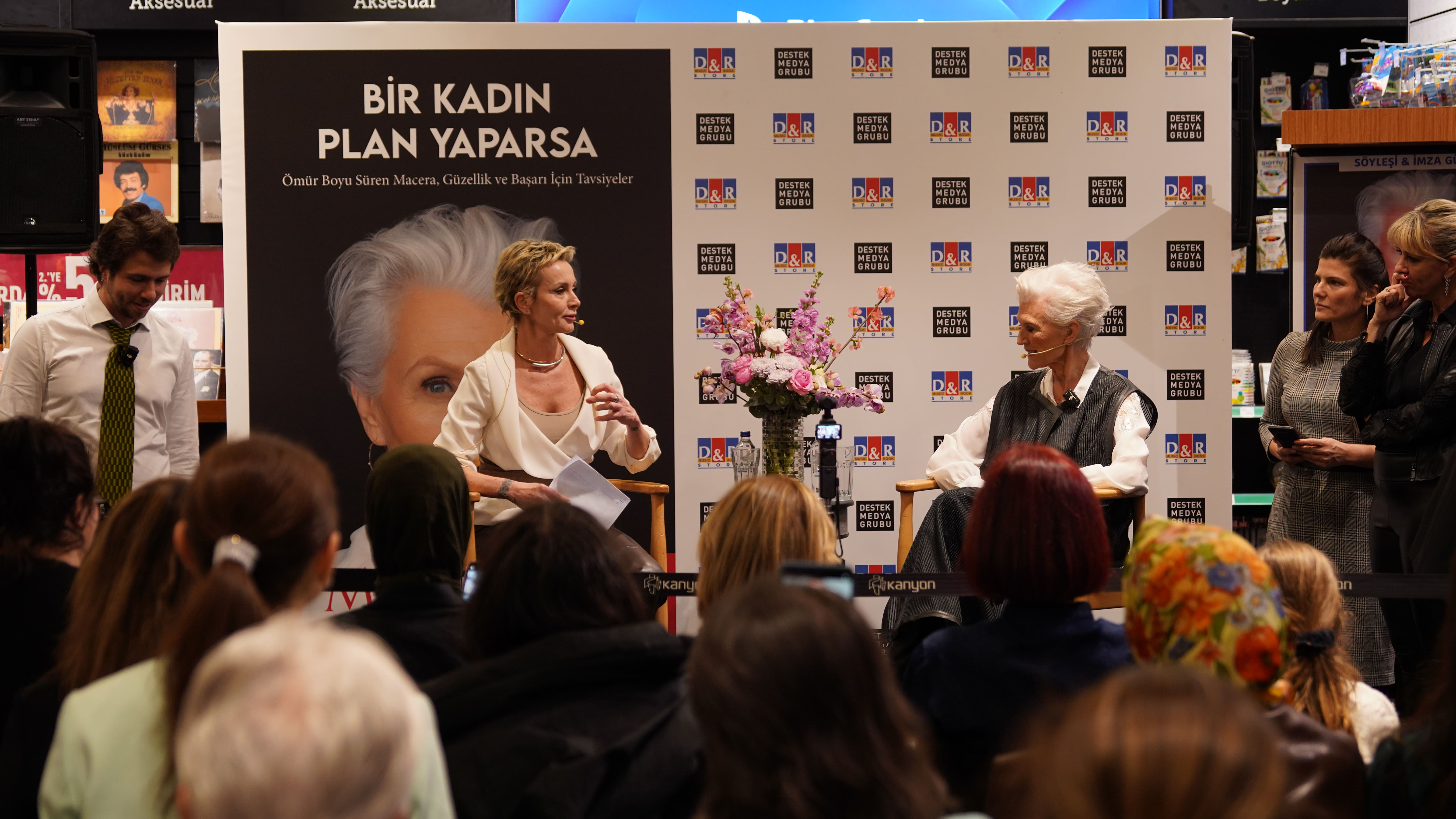 MAYE MUSK İSTANBUL’DA SAHNEDEYDİ