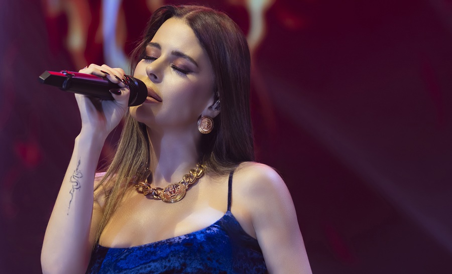 MAVİ ELBİSELİ SİMGE GECEYE DAMGA VURDU