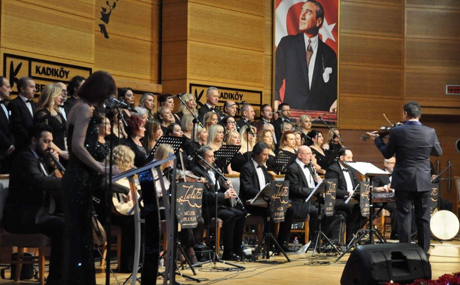 MUAZZEZ ABACI ŞARKILARIYLA ANILDI