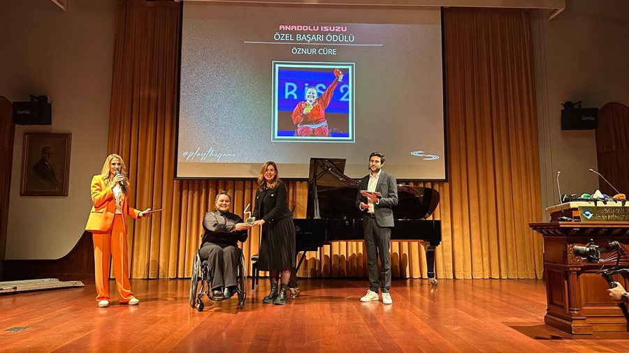 Paralimpik Sporcu Öznur Cüre Girdi’ye  Anlamlı Takdim