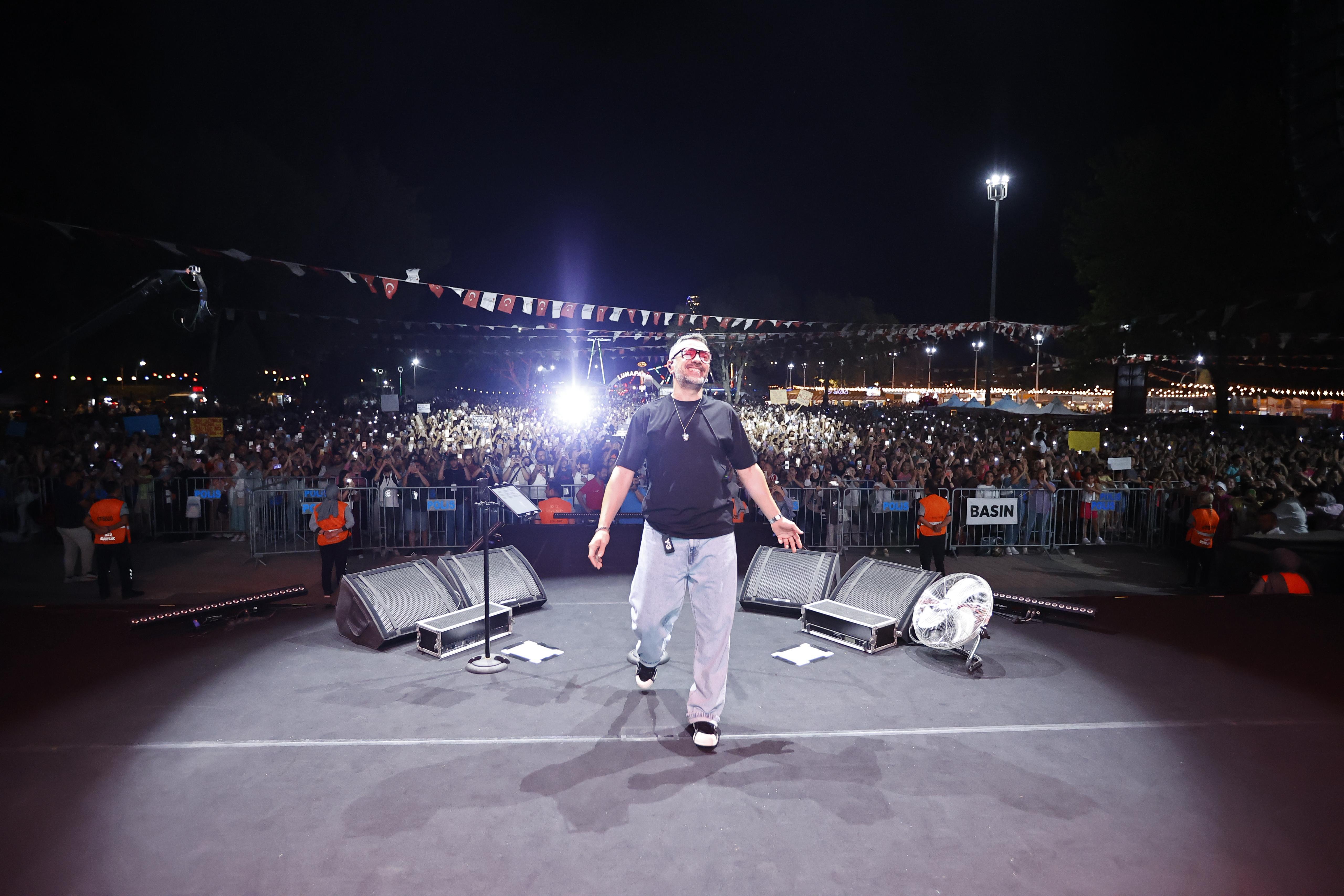 RESUL DİNDAR’DAN KAHRAMANMARAŞ’TA UNUTULMAZ KONSER