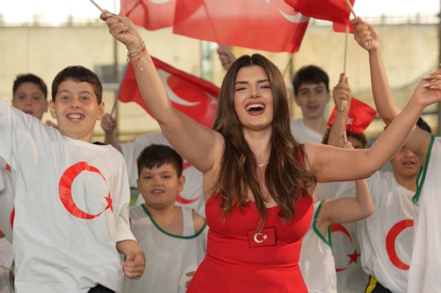 MİLLİ TAKIM MARŞI YAZAN İLK KADIN SANATÇI BEGÜM POLAT'TAN “ZAFER BİZİMDİR” MARŞI