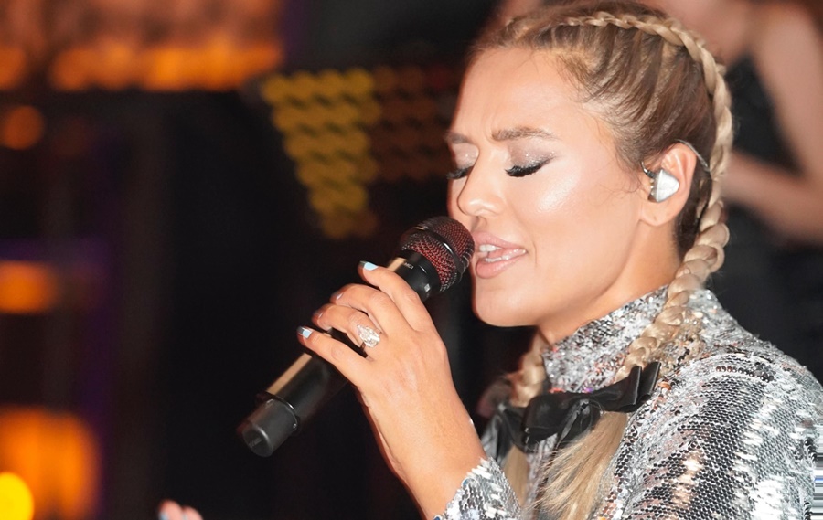 DEMET AKALIN KEMER’DE UNUTULMAZ BİR GECEYE İMZA ATTI