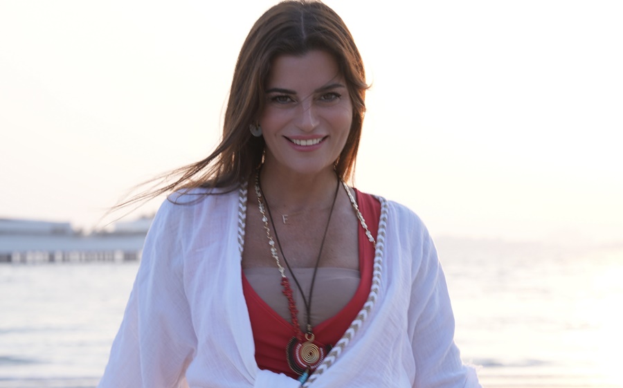 DUBAİ’DE DOLUNAY SEREMONİSİ VE YOGA YAPTIRDI   