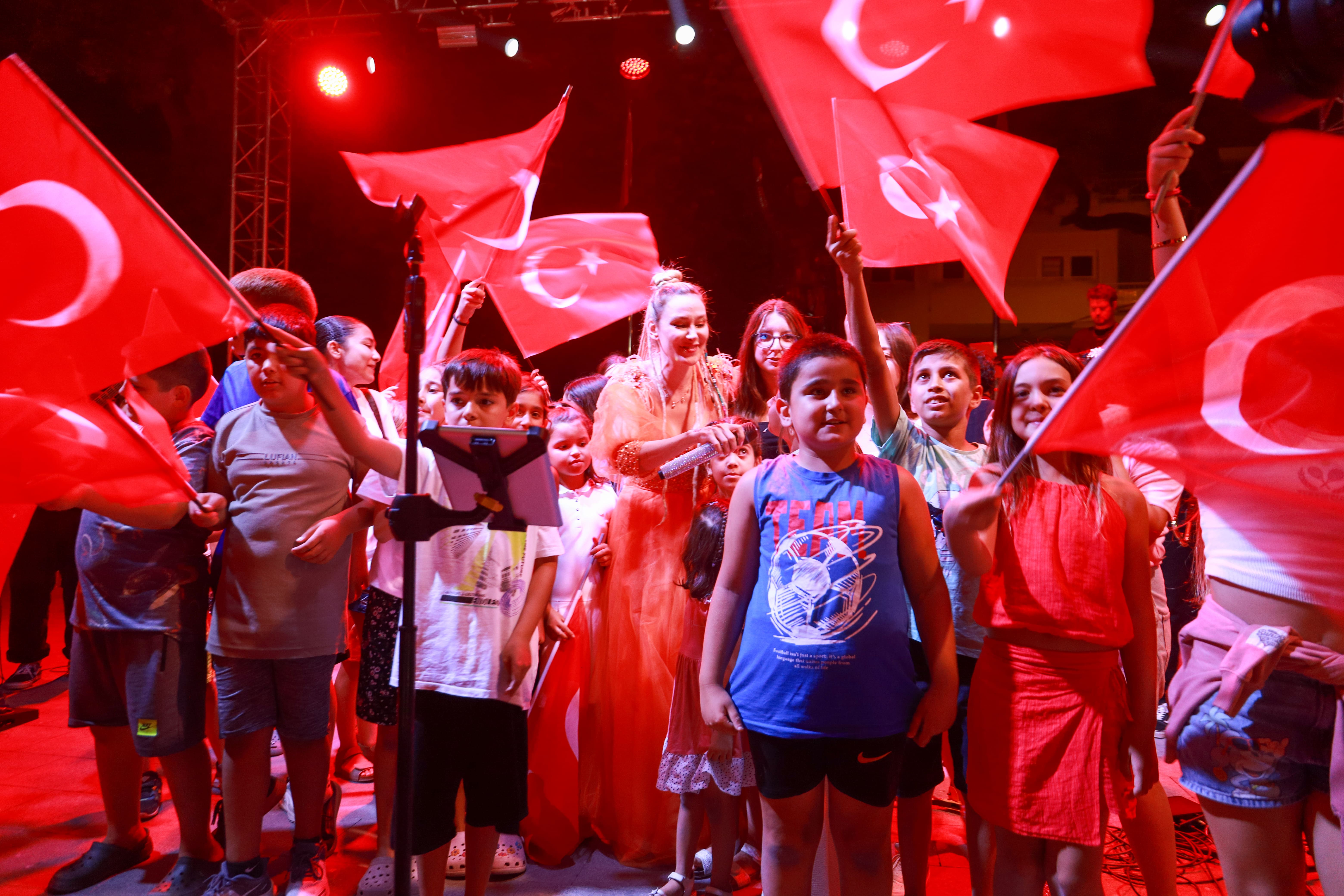 KONSERDE BUNDAN SONRA FİDAN BAĞIŞI