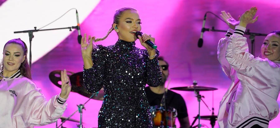 DEMET AKALIN’A 45 BİN KİŞİLİK DEV KORO