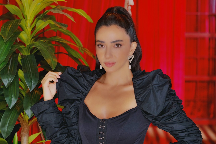 ÖYKÜ GÜRMAN'DAN CANLI PERFORMANS ATMOSFERİNDE KAYDETTİĞİ YENİ TEKLİ